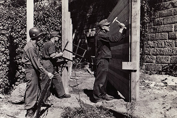 Der oberirdische Tunnel wird gebaut.