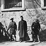 Ismail Hakkim Bey, ein Offizier der Osmanischen Armee und zwei Soldaten.