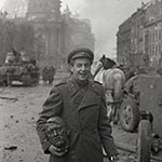 Dichter Ewgenij Dolmatowskij mit einer Trophäe in Form eines Hitlerskulpturkopfs, Berlin, 2. Mai 1945.