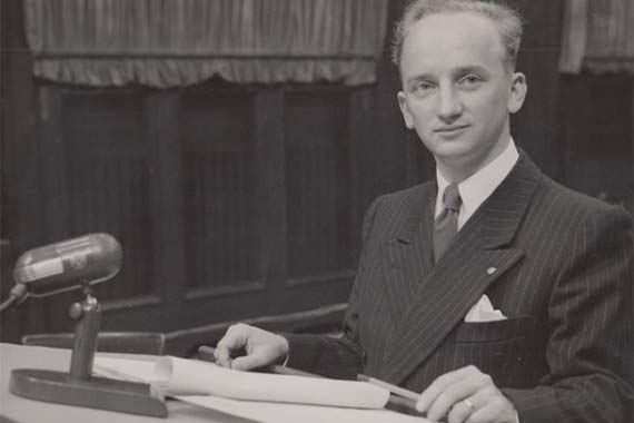 Benjamin Ferencz beim Einsatzgruppenprozess.