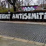 Graffiti "Fight Antisemitism" an einer Mauer in Halle/Saale.