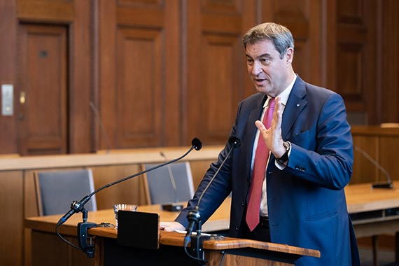 Ministerpräsident Dr. Markus Söder bei der Eröffnung der Medieninstallation.