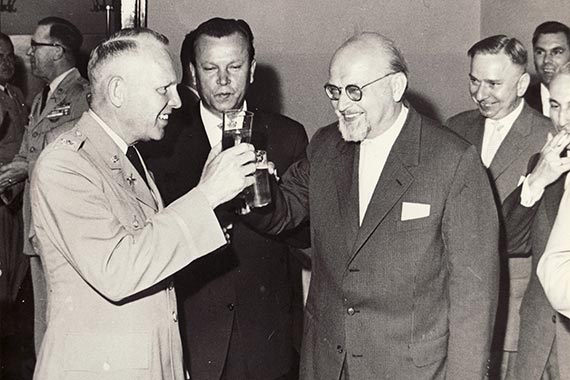 1961 gibt die US-Militärbehörde mehrere Räume im Justizgebäude an die Nürnberger Justiz zurück. Der Repräsentant der U.S. Army, Col. William Waugh und der Oberlandesgerichtpräsident Theodor Hauth bei der feierlichen Übergabe.