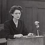 Frau Sadie B. Arbuthnot war die erste Frau, die in den Nürnberger Nachfolgeprozessen als Teil der Anklagebehörde am Rednerpult sprach.
