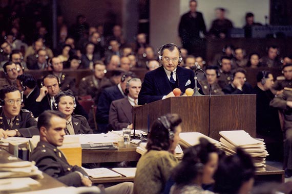 Robert H. Jackson, amerikanischer Chefankläger während des Nürnberger "Hauptkriegsverbrecherprozesses", am Rednerpult im Saal 600.