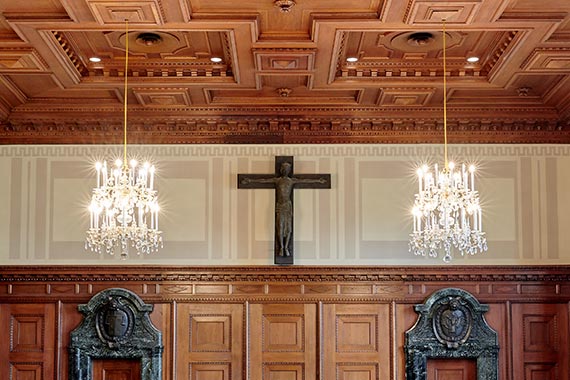 Das Kreuz an der Wand des Saals 600.