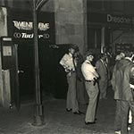 Der Eingang der Diskothek "Twenty Five" kurz nach dem Anschlag am 25. Juni 1982.