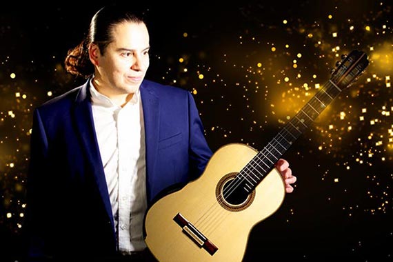 Der Gitarrist Alejandro Carrillo Gamboa.