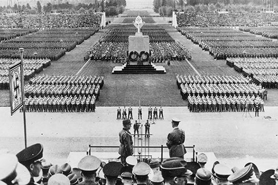 Appell des Reichsarbeitsdienstes auf dem Zeppelinfeld vor Hitler und Hierl, 1938.