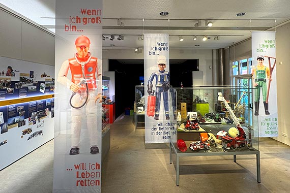 Einblick in die Ausstellung "Spielträume und Alltagshelden. 50 Jahre BRUDER-Spielwaren".