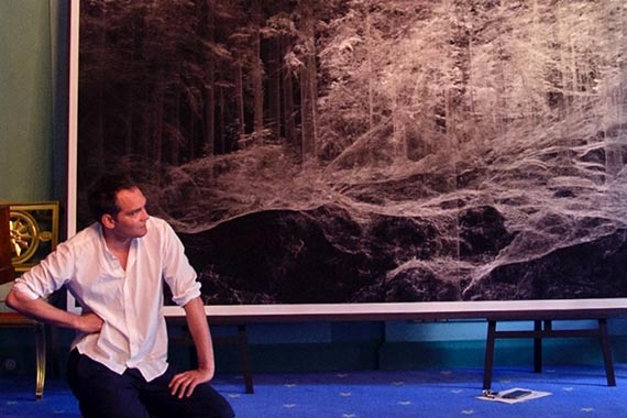 Simon Strauß vor "Ammergebirge, Bayer 1" von Ralph Mecke.