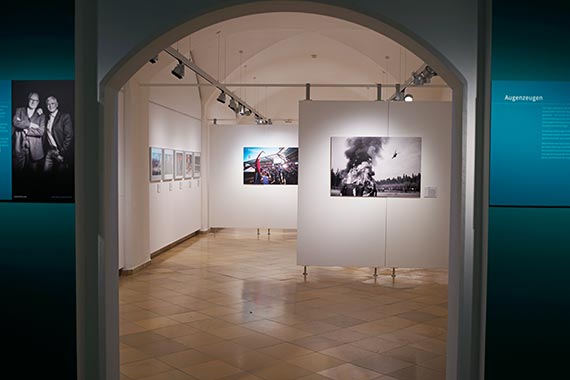 Blick in die Fotoausstellung im Stadtmuseum im Fembo-Haus.