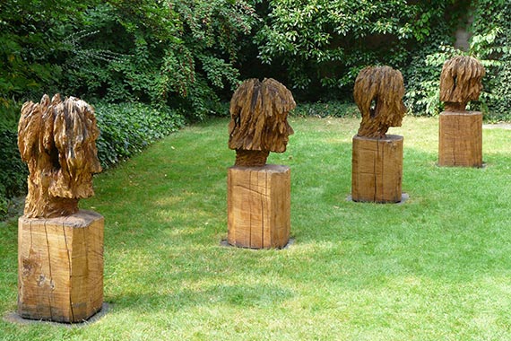 Bis Ende 2024 waren die Skulpturen "Vier Köpfe" von Andreas Kuhnlein im Seitengarten des Tucherschlosses zu sehen.