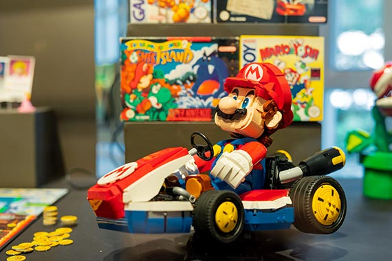 Der Videospielklassiker Super Mario von Nintendo wird in Lizenz auch von anderen Herstellern zur Entwicklung eigener Produkte genutzt, zum Beispiel von Carrera für seine Mario Kart Rennbahn-Sets.
