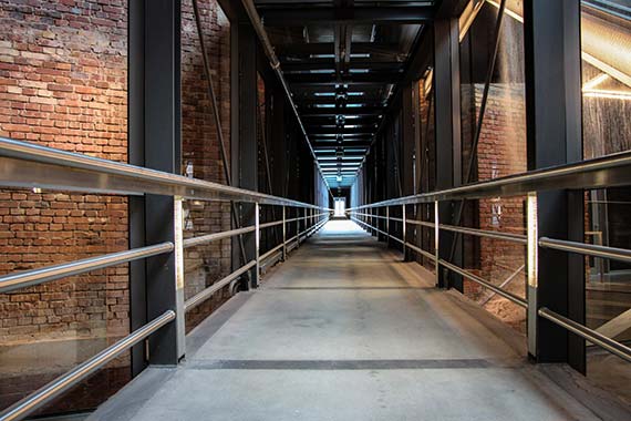 Der 130 Meter lange gläserne Gang durchdringt diagonal den gesamten Kopfbau der Kongresshalle und ist eines der markantesten Bauteile des Dokuzentrums.