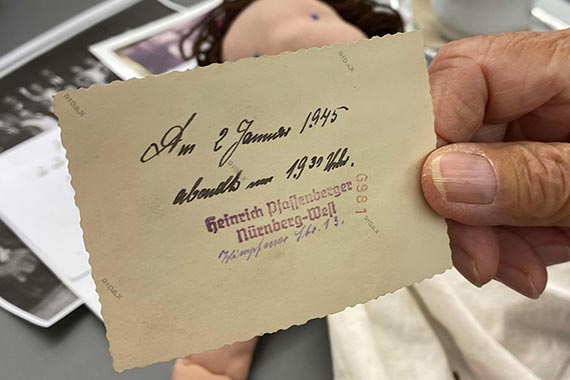 Ein beeindruckendes Mitbringsel beim Erzählcafé: Die Fotografie erinnert an die schlimmste Nürnberger Bombennacht während des Zweiten Weltkriegs.