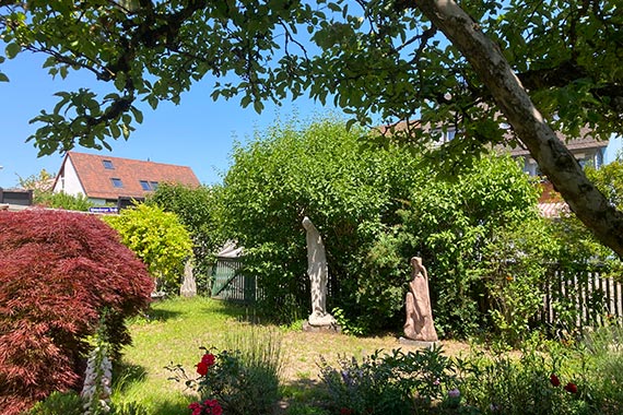 Blick in den Skulpturengarten des Atelierhauses Rauschhuber.