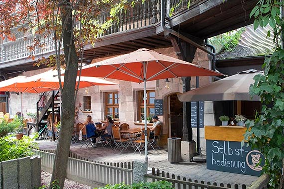 Das Sommercafé im Spielzeugmuseum.