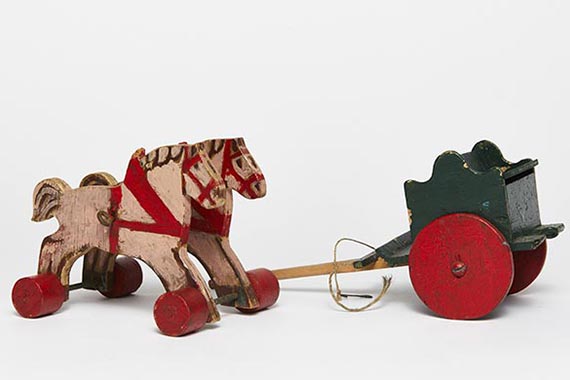 Dieses handgefertigte Pferdegespann mit Wagen war das Lieblingsspielzeug von Peter R. Sein Vater hatte es 1943 von einem Fronturlaub mitgebracht.