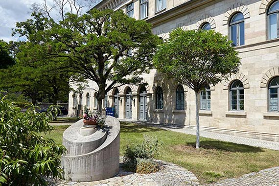 Gedenkstein für die Opfer der NS-"Euthanasie" der Heil- und Pflegeanstalt Ansbach.