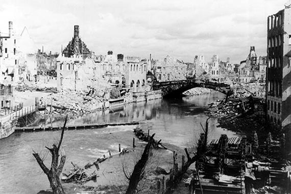 Nürnberger Altstadt von der Pegnitz aus gesehen, 1945.