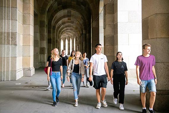 Rundgangsteilnehmer beim Erkunden der Kongresshalle.