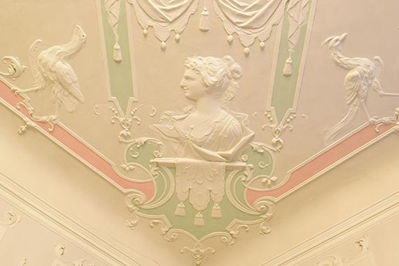 Detail der Stuckdecke des Musikzimmers im Fembo-Haus.