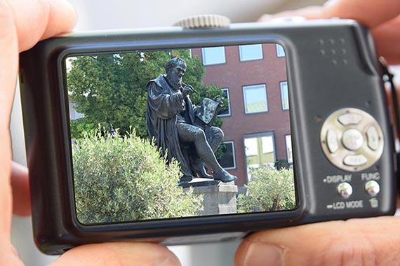 Auf der Suche nach den Gebrüdern Schmidt beim Hans-Sachs-Denkmal.
