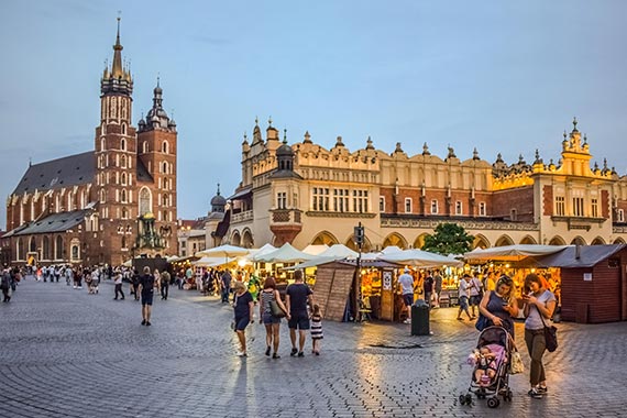 Der Hauptmarkt in der Krakauer Altstadt mit der berühmten Marienkirche und den Tuchhallen.