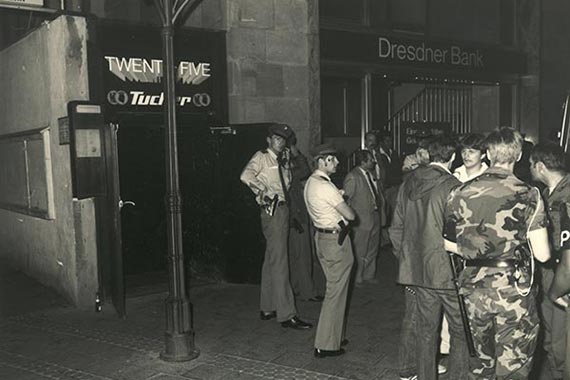 Der Eingang der Diskothek "Twenty Five" kurz nach dem Anschlag am 25. Juni 1982.