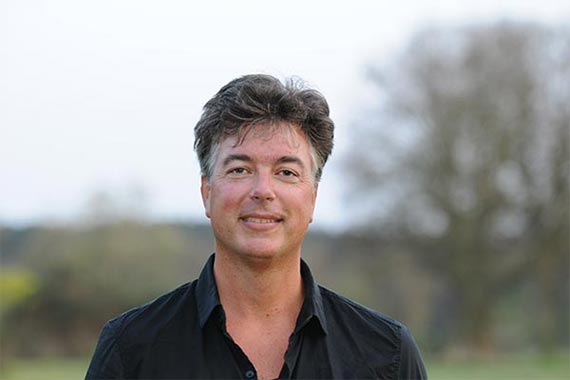 Der Bassist Wayne Lempke.