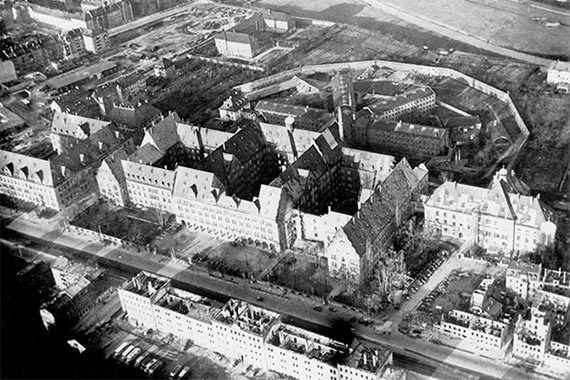 Luftaufnahme des Nürnberger Justizgebäudes im Winter 1945/46.
