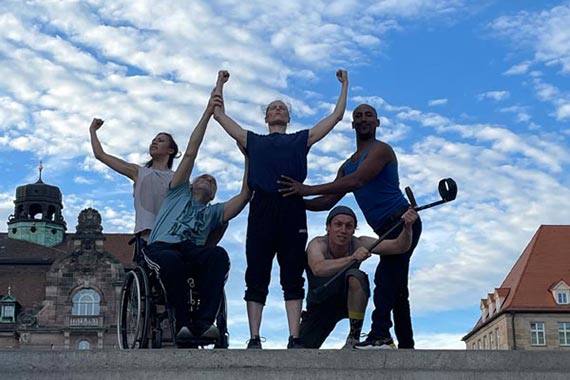 Das Ensemble der Tanzperformance.