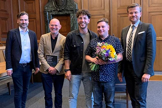 Die Brüder Adam und Ethan Dexter mit Oberbürgermeister Markus König im historischen Saal 600.