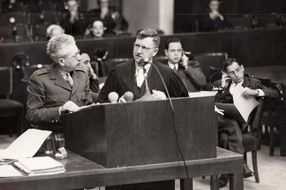 Robert Servatius (r.) erhebt Einspruch im Ärzteprozess, dem ersten Nachfolgeprozess.