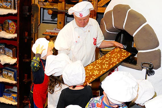 Vom Teig ausrollen bis zum fertigen Lebkuchen – hier wird gezeigt wie es geht!