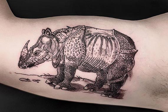 Alejandro M. Sanz Guillén mit Tattoo von LeonKa. Motiv nach Albrecht Dürer: Rhinocerus, 1515.