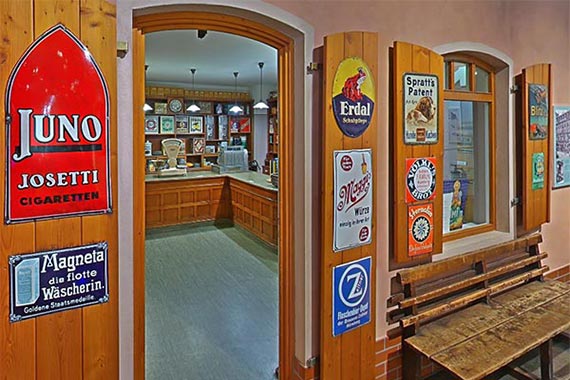 Originalmobiliar und -ausstattung eines Kolonialwarenladens mit zeittypischen Produkten.