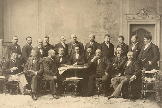 Hans Hopf im Kreis einer Männergesellschaft.