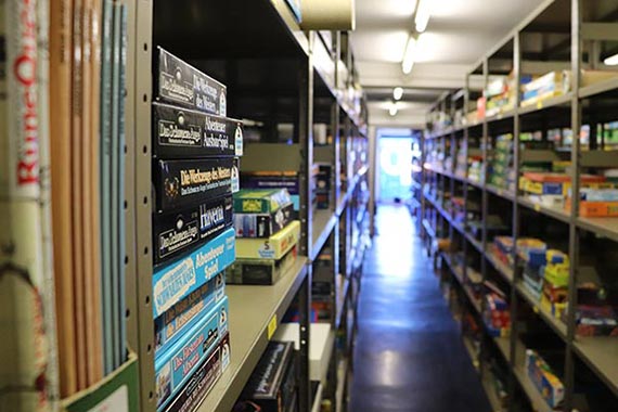 Einblick in die sonst verschlossenen Depots des Deutschen Spielearchivs Nürnberg.