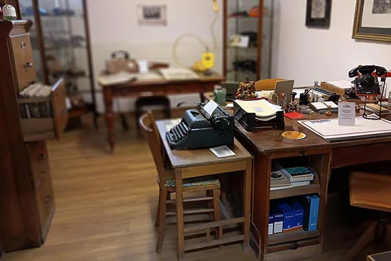 Typische Büroeinrichtung der 1950er Jahre.