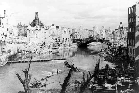 Die Nürnberger Altstadt von der Pegnitz aus gesehen, 1945.