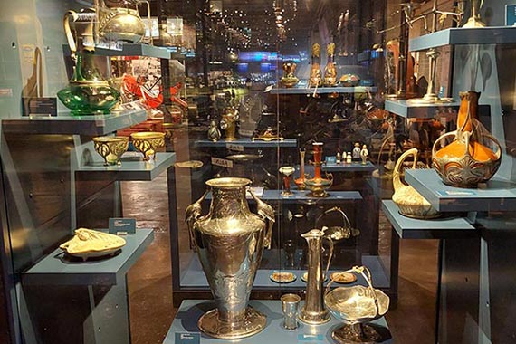 Blick in die begehbare Jugendstil-Vitrine.