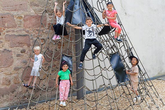 Auf dem Museumsspielplatz können Kinder sich austoben und Spiele aus früheren Zeiten entdecken.