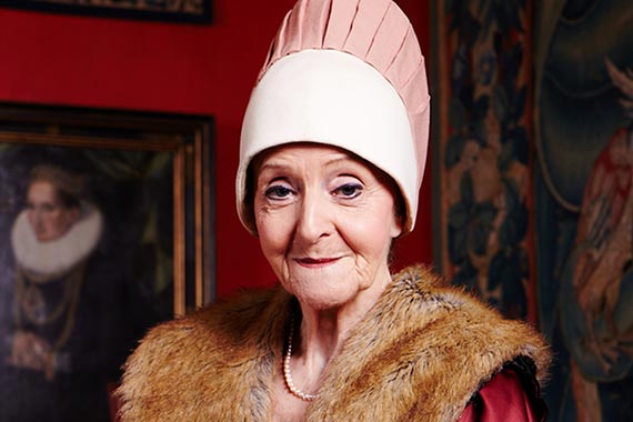 "Katharina Tucher" führt durch ihr Schloss.