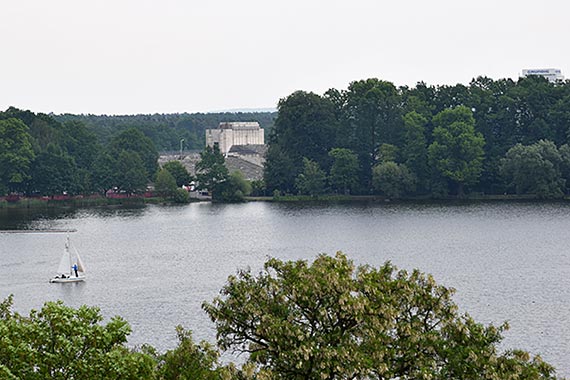 Blick von der Terrasse des Studienforums auf die Zeppelintribüne.