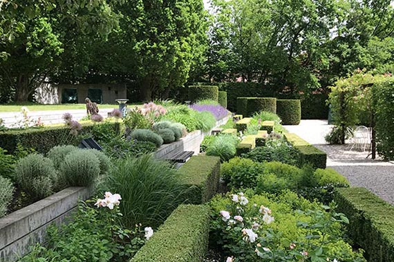 Eine grüne Oase mitten in der Stadt: Der Renaissancegarten des Museums Tucherschloss.