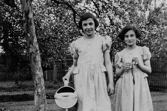 Margot und Ruth Löwenthal als Kinder in Rückersdorf, 1934.