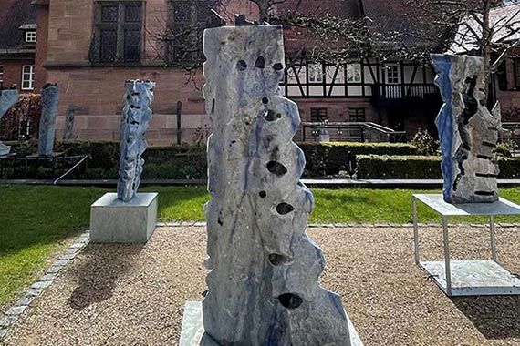 Claudia Endres' Skulpturen "Ola I-III" im Garten des Museums Tucherschloss.