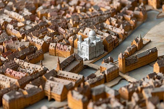 Geschnitztes Modell der Altstadt Nürnbergs von 1939, ergänzt um ein Modell der 1938 zerstörten Hauptsynagoge.